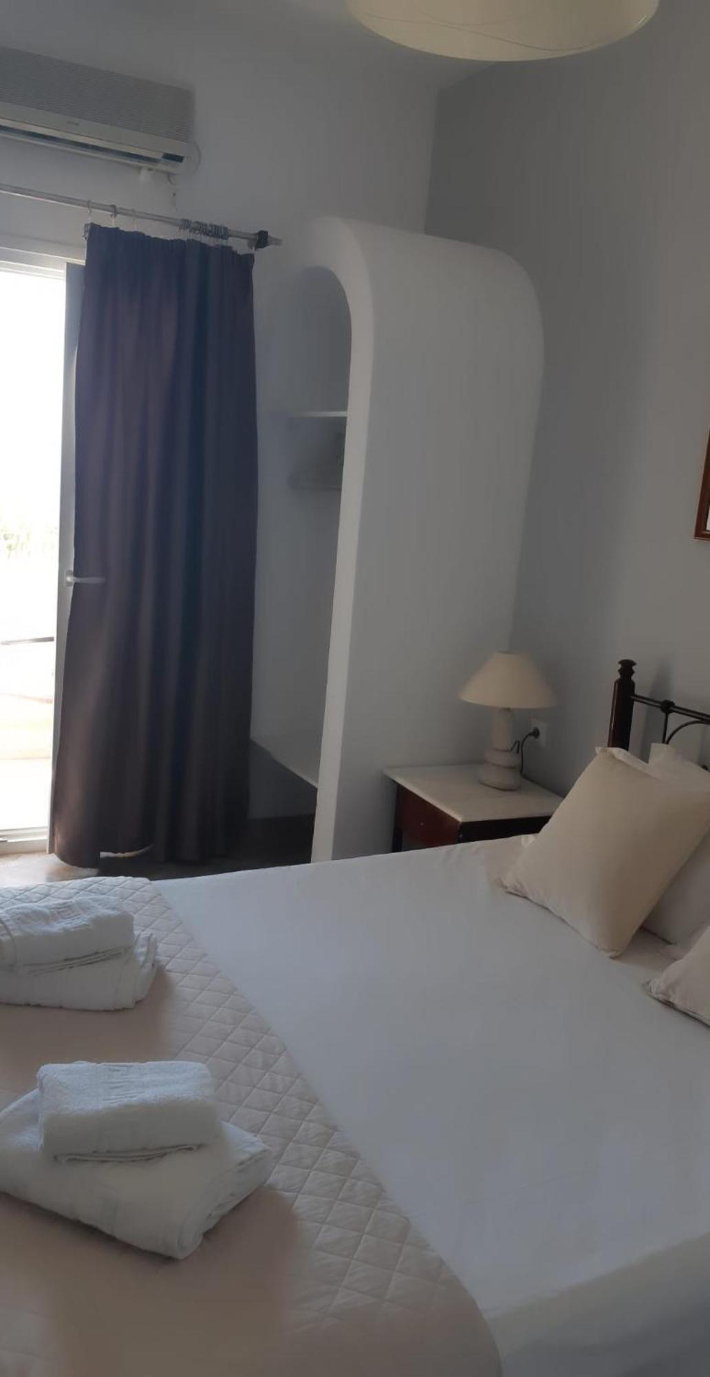 Emmanouela Studios & Villas Karterados  Exteriör bild